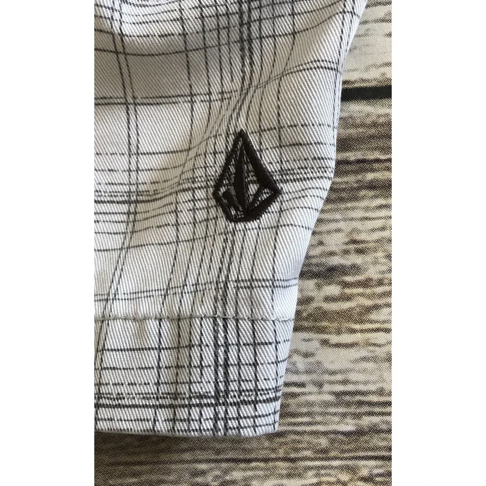 Volcom Mens White and Gray Striped Shorts Size 30 Flat Front Skateboard Y2K